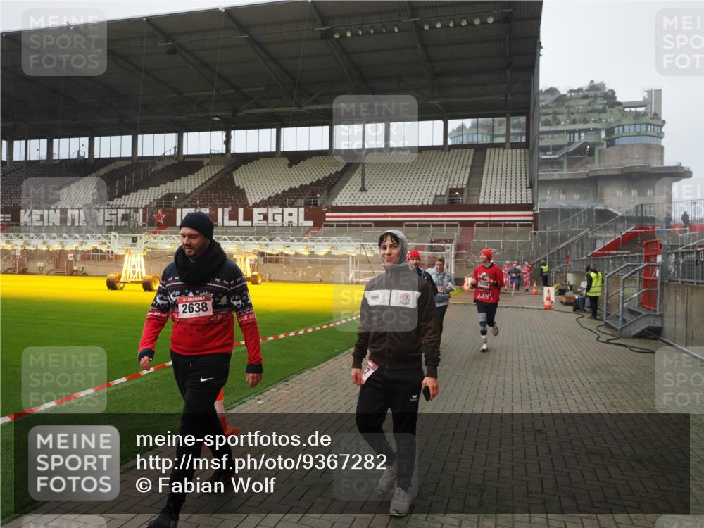 07.12.2025 - St. Pauli X-Mass-Run No. 15 Fabian Wolf http://msf.ph/oto/9367282 07.12.2025 10:23:03 Ziel 1996, 2123, 2304, 2638, 3780, 4287 meine-sportfotos.de