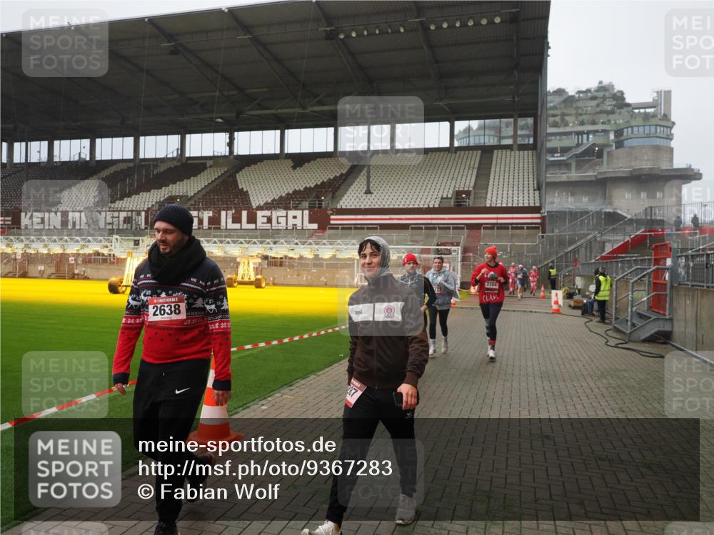 07.12.2025 - St. Pauli X-Mass-Run No. 15 Fabian Wolf http://msf.ph/oto/9367283 07.12.2025 10:23:04 Ziel 1996, 2123, 2304, 2638, 3780, 4287 meine-sportfotos.de
