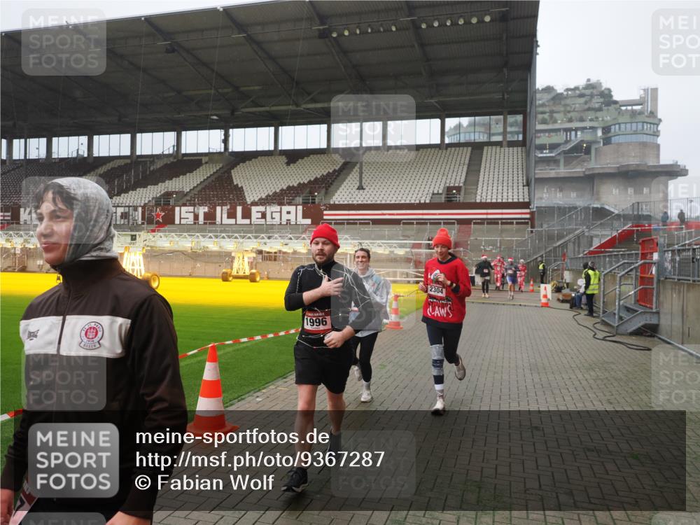 07.12.2025 - St. Pauli X-Mass-Run No. 15 Fabian Wolf http://msf.ph/oto/9367287 07.12.2025 10:23:05 Ziel 1996, 2123, 2304, 2638, 3078, 3079 meine-sportfotos.de
