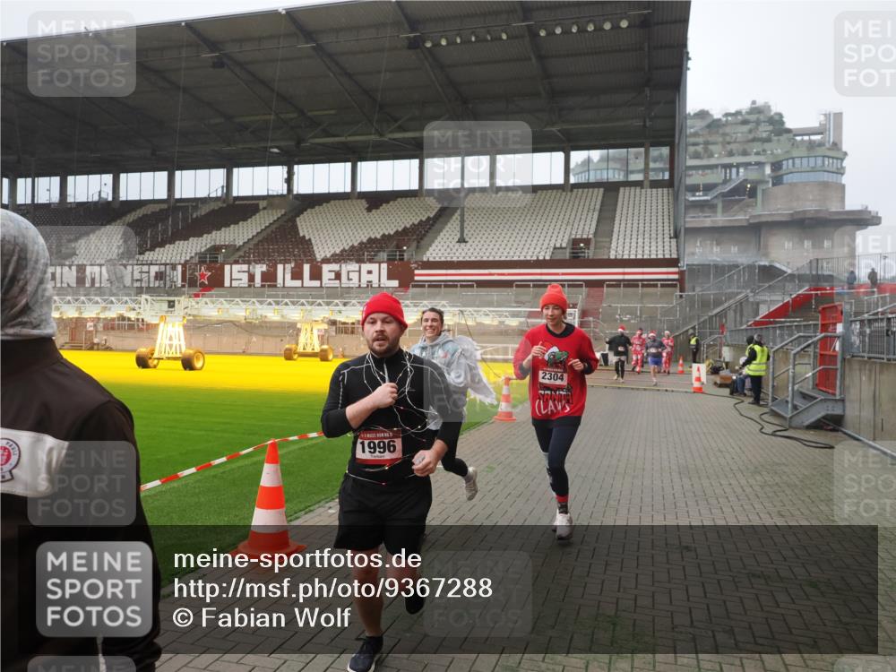 07.12.2025 - St. Pauli X-Mass-Run No. 15 Fabian Wolf http://msf.ph/oto/9367288 07.12.2025 10:23:05 Ziel 1996, 2123, 2304, 2638, 3078, 3079 meine-sportfotos.de