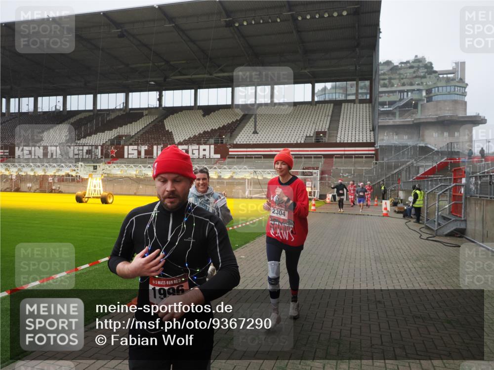 07.12.2025 - St. Pauli X-Mass-Run No. 15 Fabian Wolf http://msf.ph/oto/9367290 07.12.2025 10:23:05 Ziel 1996, 2123, 2304, 2638, 3078, 3079 meine-sportfotos.de