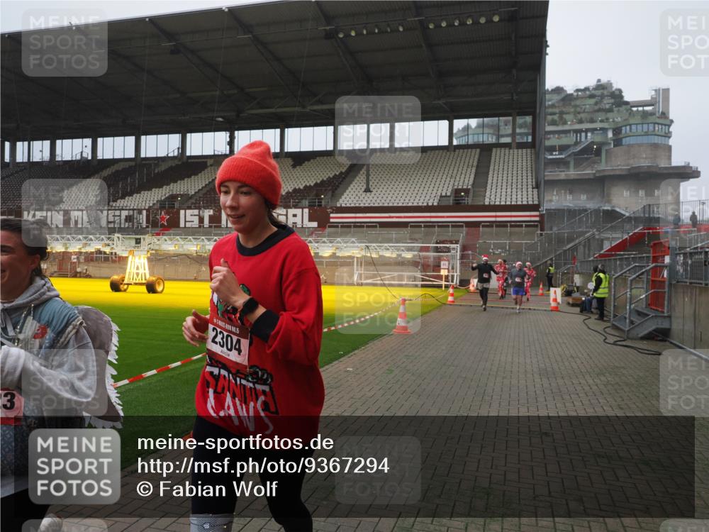 07.12.2025 - St. Pauli X-Mass-Run No. 15 Fabian Wolf http://msf.ph/oto/9367294 07.12.2025 10:23:06 Ziel 1996, 2123, 2304, 2508, 2511, 2638, 3078, 3079 meine-sportfotos.de
