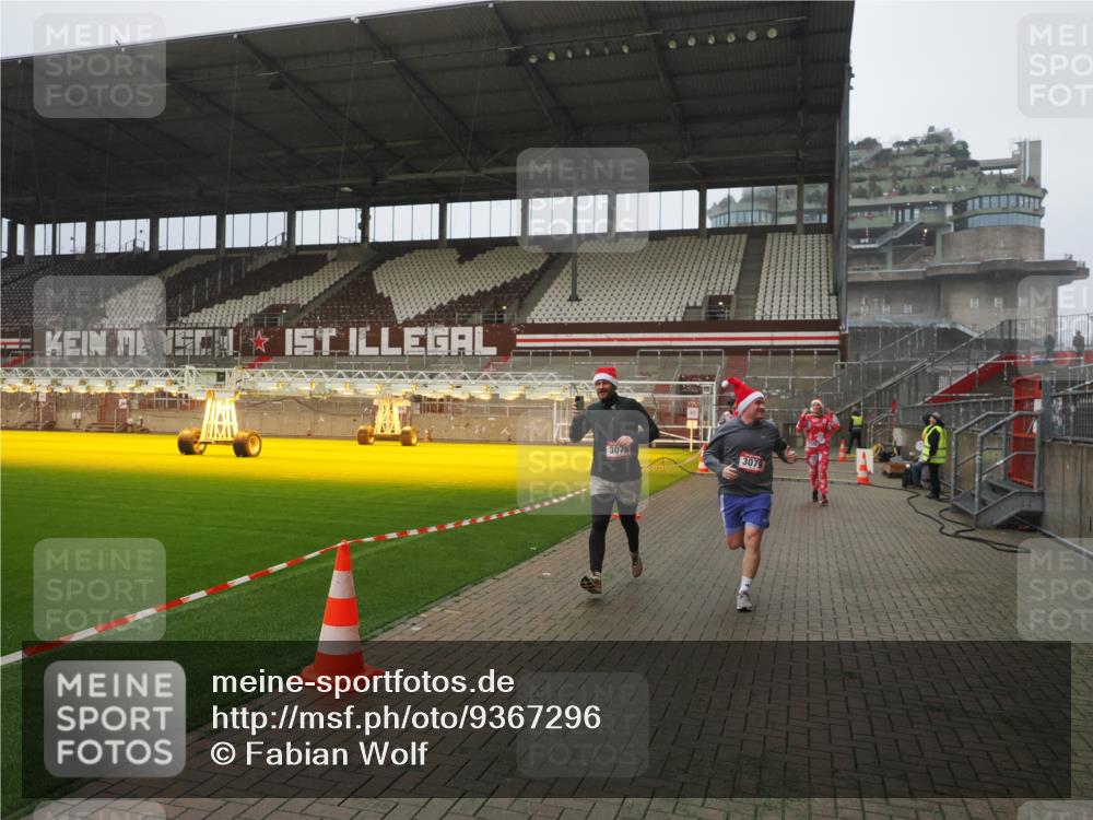 07.12.2025 - St. Pauli X-Mass-Run No. 15 Fabian Wolf http://msf.ph/oto/9367296 07.12.2025 10:23:10 Ziel 1996, 2123, 2304, 2508, 2511, 2638, 3052, 3078, 3079 meine-sportfotos.de