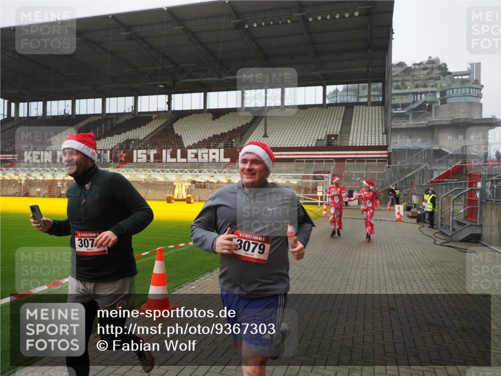 07.12.2025 - St. Pauli X-Mass-Run No. 15 Fabian Wolf http://msf.ph/oto/9367303 07.12.2025 10:23:11 Ziel 1996, 2123, 2304, 2508, 2511, 2638, 3052, 3078, 3079 meine-sportfotos.de