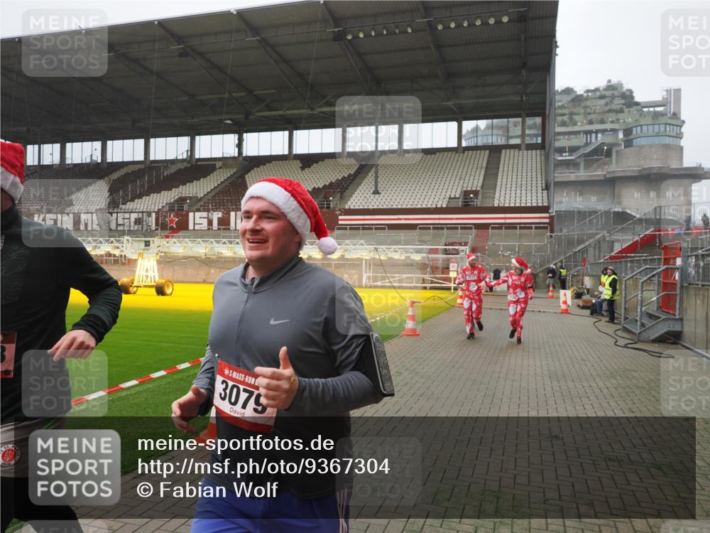 07.12.2025 - St. Pauli X-Mass-Run No. 15 Fabian Wolf http://msf.ph/oto/9367304 07.12.2025 10:23:11 Ziel 1996, 2123, 2304, 2508, 2511, 2638, 3052, 3078, 3079 meine-sportfotos.de