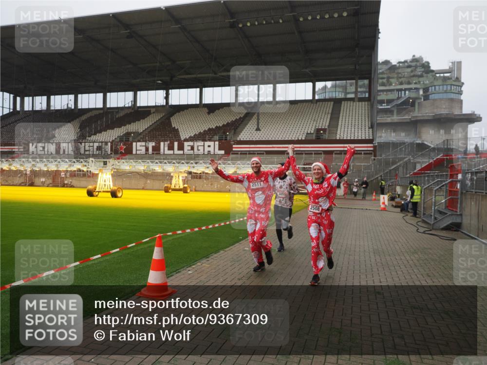 07.12.2025 - St. Pauli X-Mass-Run No. 15 Fabian Wolf http://msf.ph/oto/9367309 07.12.2025 10:23:14 Ziel 1996, 2123, 2304, 2508, 2511, 3052, 3078, 3079 meine-sportfotos.de