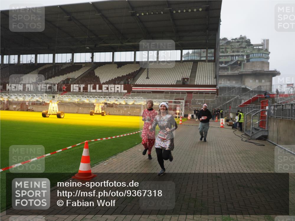 07.12.2025 - St. Pauli X-Mass-Run No. 15 Fabian Wolf http://msf.ph/oto/9367318 07.12.2025 10:23:23 Ziel 2508, 2511, 3052, 3078, 3079, 4005, 4141, 4458 meine-sportfotos.de