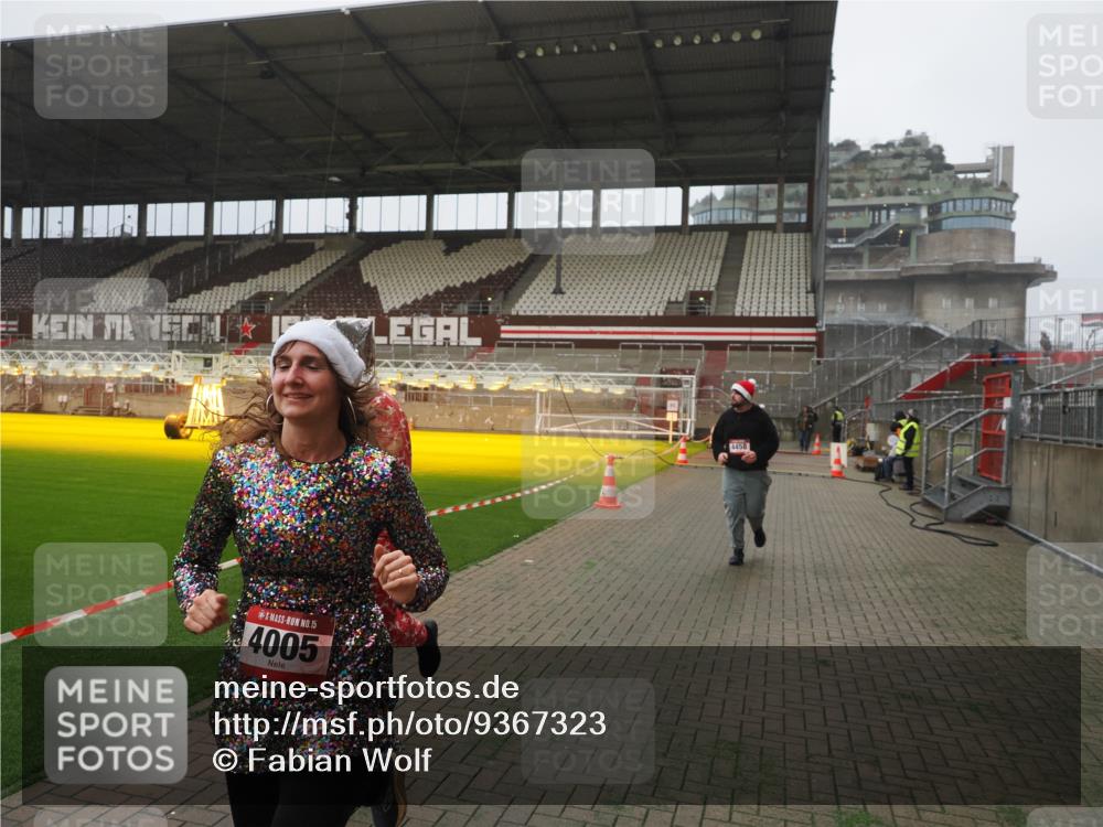 07.12.2025 - St. Pauli X-Mass-Run No. 15 Fabian Wolf http://msf.ph/oto/9367323 07.12.2025 10:23:24 Ziel 2508, 2511, 3052, 3078, 3079, 4005, 4141, 4145, 4458, 4549 meine-sportfotos.de