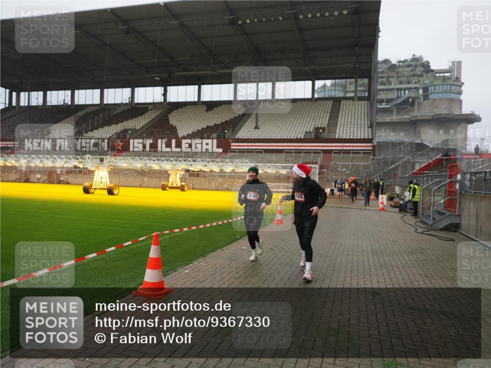 07.12.2025 - St. Pauli X-Mass-Run No. 15 Fabian Wolf http://msf.ph/oto/9367330 07.12.2025 10:23:29 Ziel 638, 3644, 3649, 4005, 4141, 4145, 4458, 4549 meine-sportfotos.de