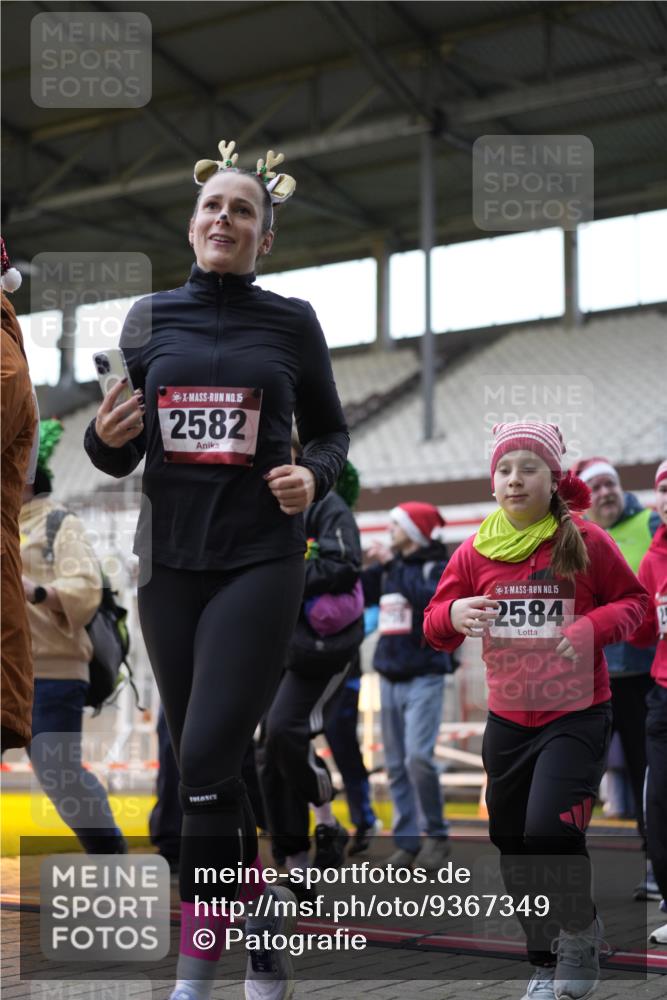 07.12.2025 - St. Pauli X-Mass-Run No. 15 Patografie http://msf.ph/oto/9367349 07.12.2025 10:50:21 Ziel 2250, 2460, 2582, 2583, 2584, 3287, 3291, 4075, 4110, 4111, 4756, 4757, 4759 meine-sportfotos.de