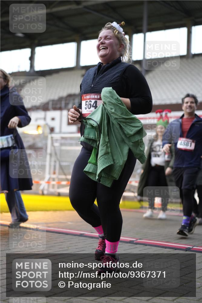 07.12.2025 - St. Pauli X-Mass-Run No. 15 Patografie http://msf.ph/oto/9367371 07.12.2025 10:50:42 Ziel 381, 564, 1726, 1729, 1730, 2737, 2738, 2763, 3368, 4535, 4537, 4760, 4881 meine-sportfotos.de