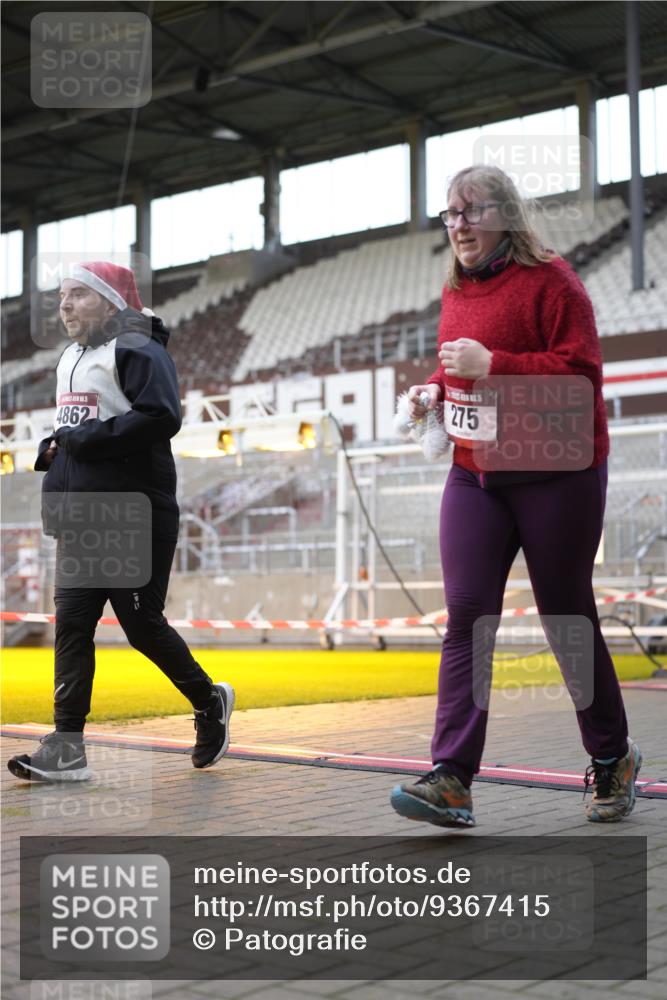 07.12.2025 - St. Pauli X-Mass-Run No. 15 Patografie http://msf.ph/oto/9367415 07.12.2025 10:51:34 Ziel 275, 1047, 2103, 2105, 2327, 2332, 2553, 2642, 2643, 2674, 2959, 4862 meine-sportfotos.de