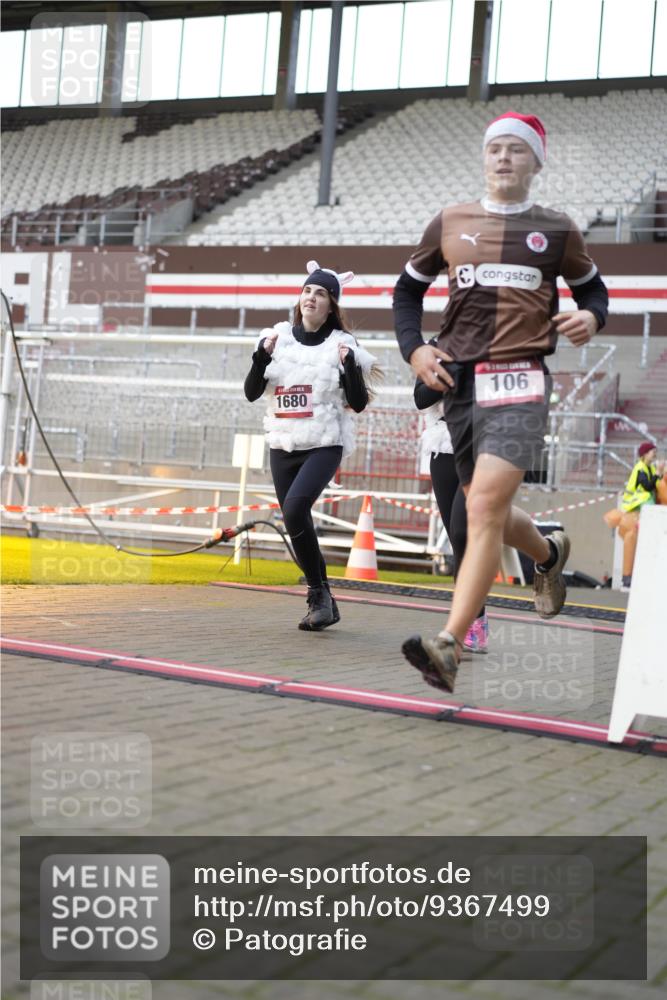 07.12.2025 - St. Pauli X-Mass-Run No. 15 Patografie http://msf.ph/oto/9367499 07.12.2025 10:53:25 Ziel 106, 546, 1679, 1680, 1681, 1682, 1683, 3128 meine-sportfotos.de