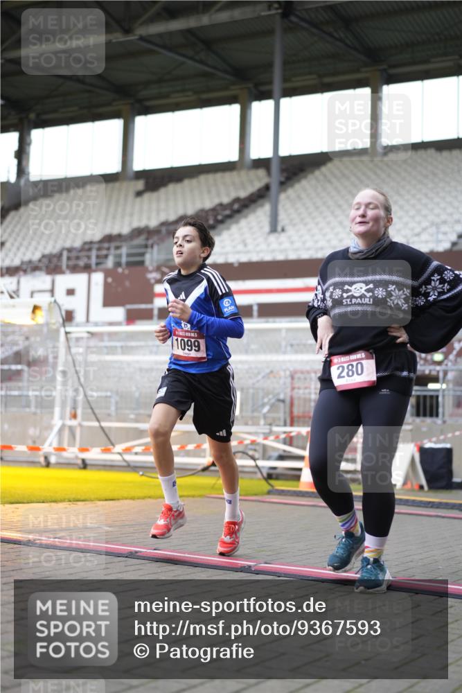 07.12.2025 - St. Pauli X-Mass-Run No. 15 Patografie http://msf.ph/oto/9367593 07.12.2025 10:57:05 Ziel 280, 566, 763, 1097, 1099, 3064, 3067, 3275, 4799 meine-sportfotos.de