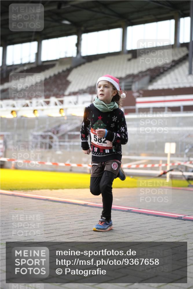 07.12.2025 - St. Pauli X-Mass-Run No. 15 Patografie http://msf.ph/oto/9367658 07.12.2025 10:58:56 Ziel 582, 606, 907, 1160, 1174, 1451, 1453, 1456, 1458, 1459, 1476, 1508 meine-sportfotos.de