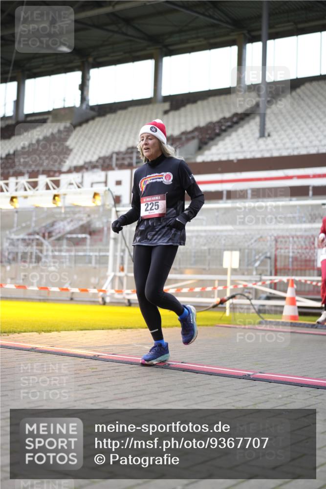 07.12.2025 - St. Pauli X-Mass-Run No. 15 Patografie http://msf.ph/oto/9367707 07.12.2025 11:00:15 Ziel 225, 529, 985, 988, 3586, 4793 meine-sportfotos.de