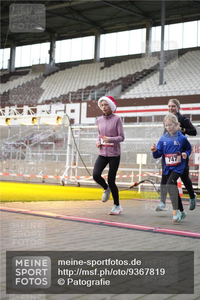 07.12.2025 - St. Pauli X-Mass-Run No. 15 Patografie http://msf.ph/oto/9367819 07.12.2025 11:02:30 Ziel 20, 25, 542, 547, 746, 747, 749, 751 meine-sportfotos.de