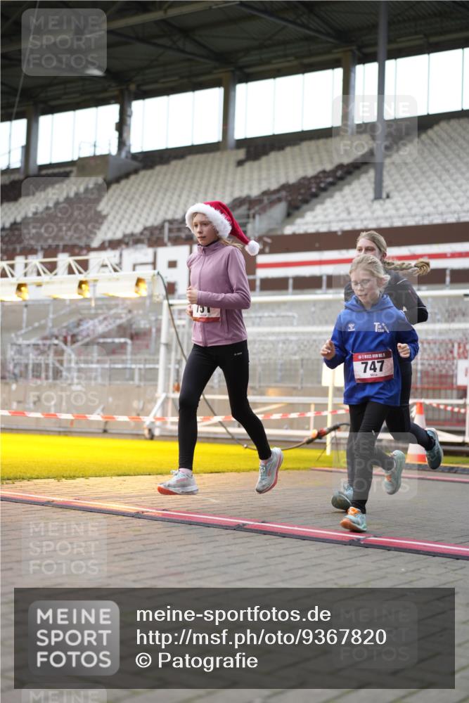 07.12.2025 - St. Pauli X-Mass-Run No. 15 Patografie http://msf.ph/oto/9367820 07.12.2025 11:02:30 Ziel 20, 25, 542, 547, 746, 747, 749, 751 meine-sportfotos.de