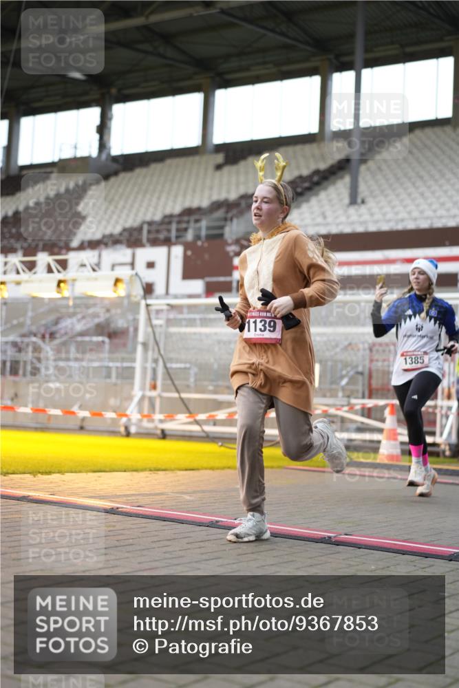 07.12.2025 - St. Pauli X-Mass-Run No. 15 Patografie http://msf.ph/oto/9367853 07.12.2025 11:03:02 Ziel 151, 160, 502, 574, 599, 602, 612, 748, 875, 880, 953, 1102, 1139, 1199, 1385, 1644, 1668, 1670, 4809 meine-sportfotos.de