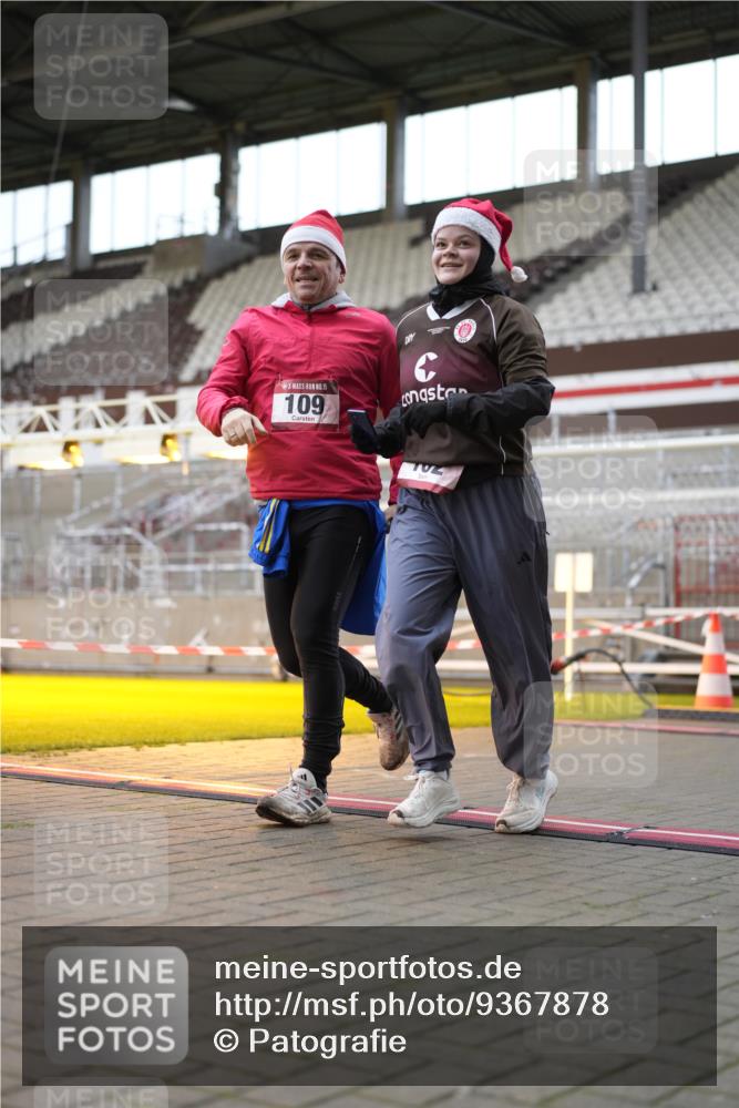 07.12.2025 - St. Pauli X-Mass-Run No. 15 Patografie http://msf.ph/oto/9367878 07.12.2025 11:03:24 Ziel 61, 64, 102, 109, 186, 853, 1850 meine-sportfotos.de