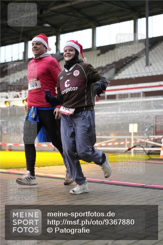 07.12.2025 - St. Pauli X-Mass-Run No. 15 Patografie http://msf.ph/oto/9367880 07.12.2025 11:03:24 Ziel 61, 64, 102, 109, 186, 853, 1850 meine-sportfotos.de