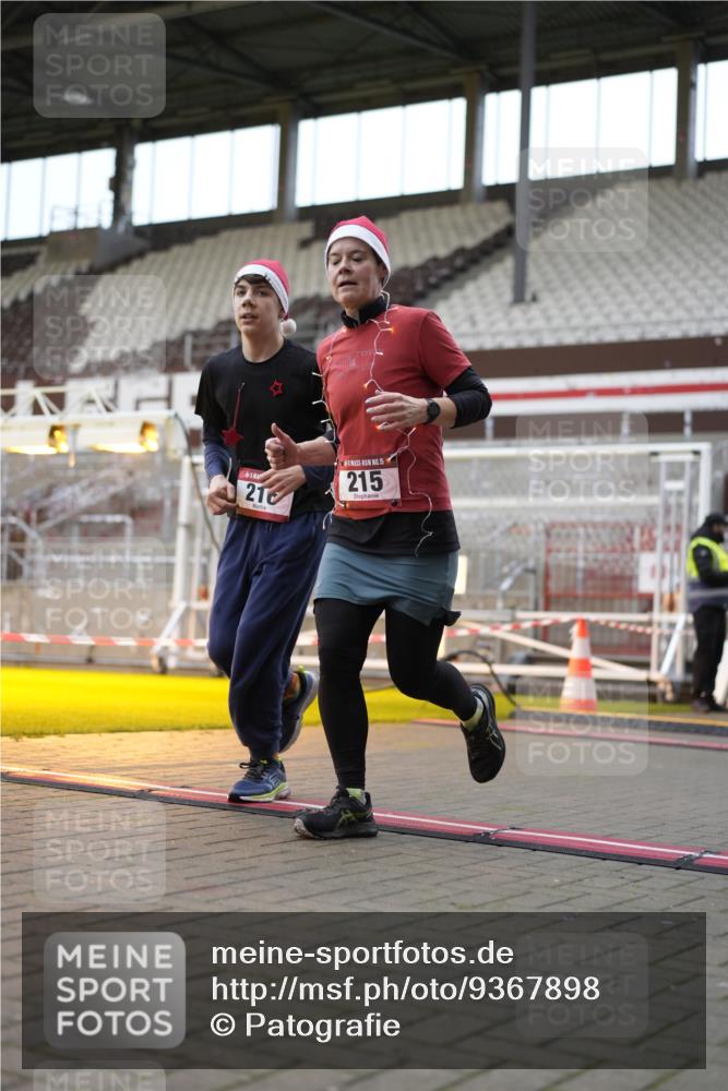 07.12.2025 - St. Pauli X-Mass-Run No. 15 Patografie http://msf.ph/oto/9367898 07.12.2025 11:04:00 Ziel 215, 216, 222, 432, 719, 734, 764, 1200, 1853, 1854, 1856, 1857, 1860 meine-sportfotos.de