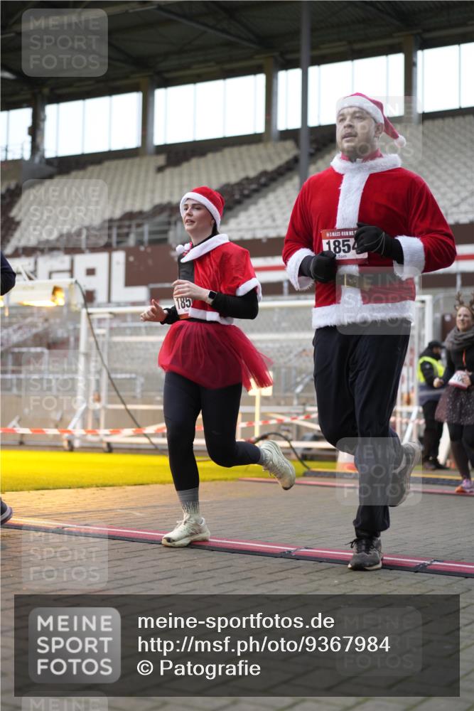 07.12.2025 - St. Pauli X-Mass-Run No. 15 Patografie http://msf.ph/oto/9367984 07.12.2025 11:04:04 Ziel 215, 216, 222, 432, 734, 764, 1200, 1252, 1254, 1401, 1695, 1854, 1856 meine-sportfotos.de