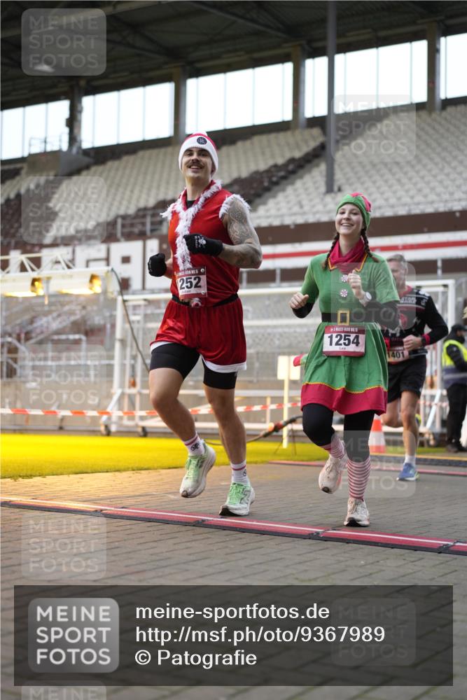 07.12.2025 - St. Pauli X-Mass-Run No. 15 Patografie http://msf.ph/oto/9367989 07.12.2025 11:04:07 Ziel 215, 216, 222, 305, 432, 734, 764, 1200, 1252, 1254, 1401, 1695, 1854, 1856 meine-sportfotos.de