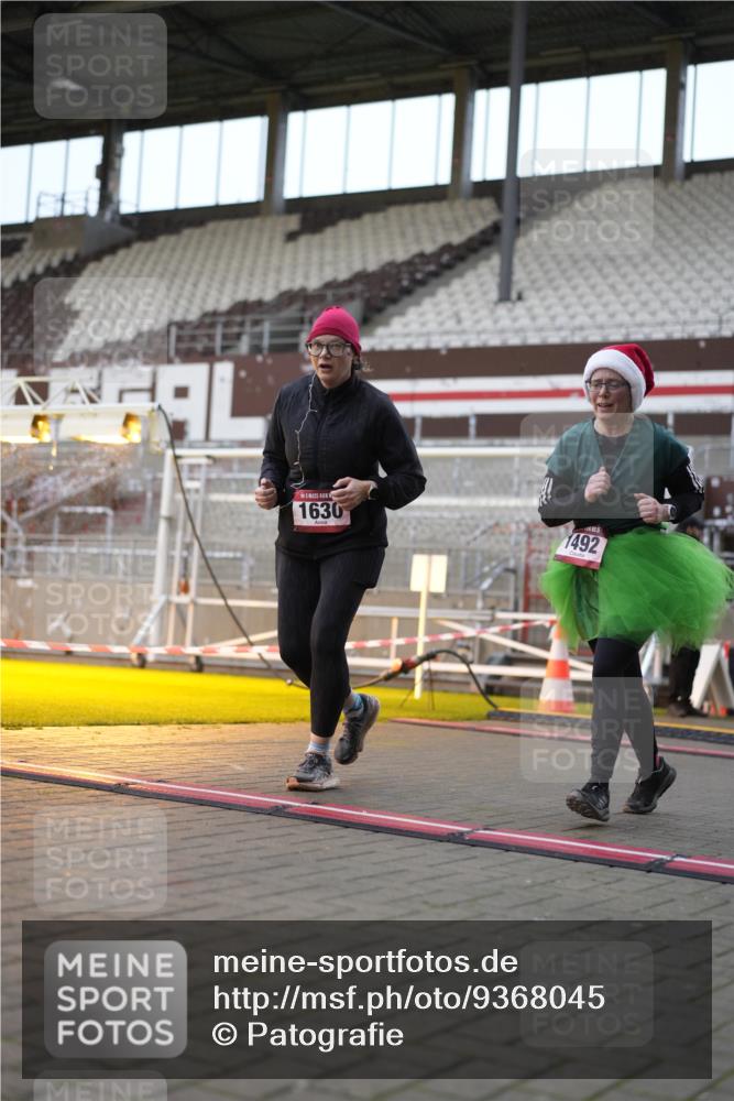 07.12.2025 - St. Pauli X-Mass-Run No. 15 Patografie http://msf.ph/oto/9368045 07.12.2025 11:05:08 Ziel 200, 201, 889, 1152, 1492, 1630 meine-sportfotos.de