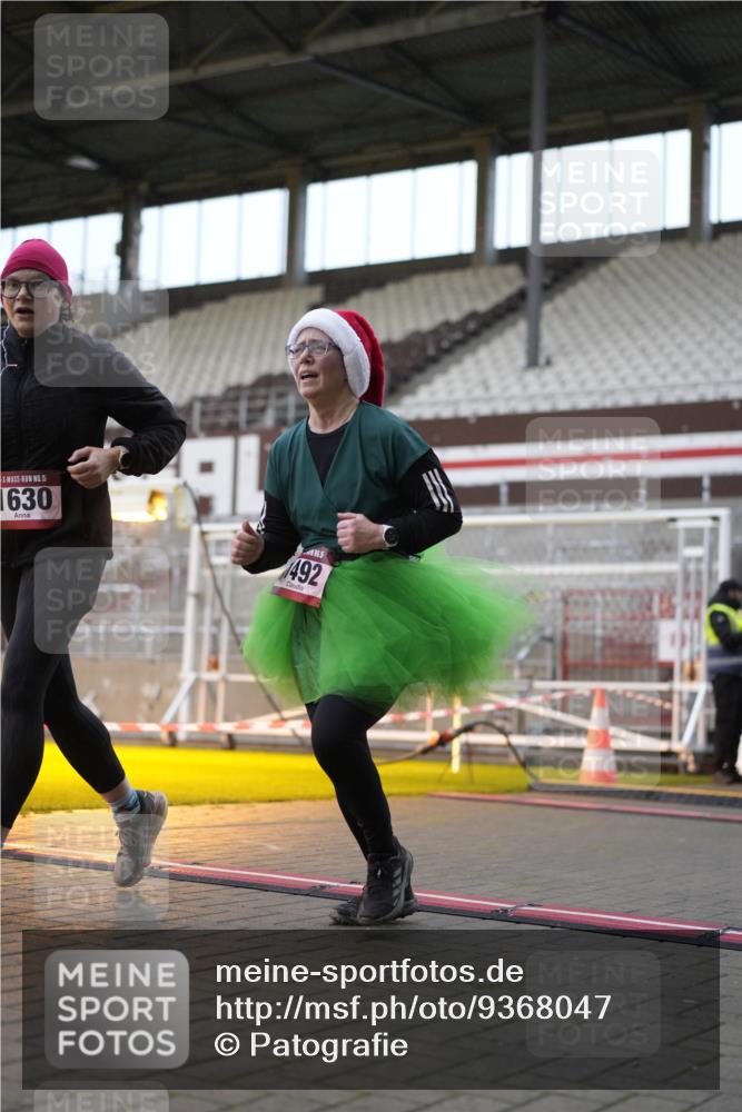 07.12.2025 - St. Pauli X-Mass-Run No. 15 Patografie http://msf.ph/oto/9368047 07.12.2025 11:05:09 Ziel 200, 201, 889, 1152, 1492, 1630 meine-sportfotos.de