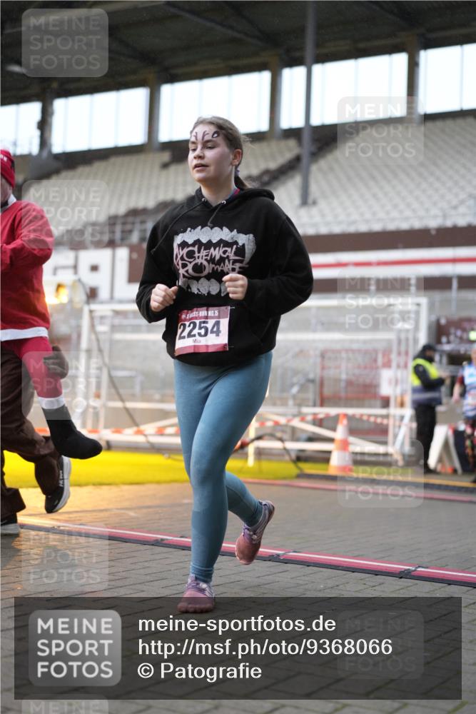 07.12.2025 - St. Pauli X-Mass-Run No. 15 Patografie http://msf.ph/oto/9368066 07.12.2025 11:05:39 Ziel 199, 831, 924, 925, 927, 929, 932, 973, 1046, 1049, 1092, 1196, 1208, 1428, 1432, 1840, 1841, 2006, 2254, 2884, 3272, 3278 meine-sportfotos.de