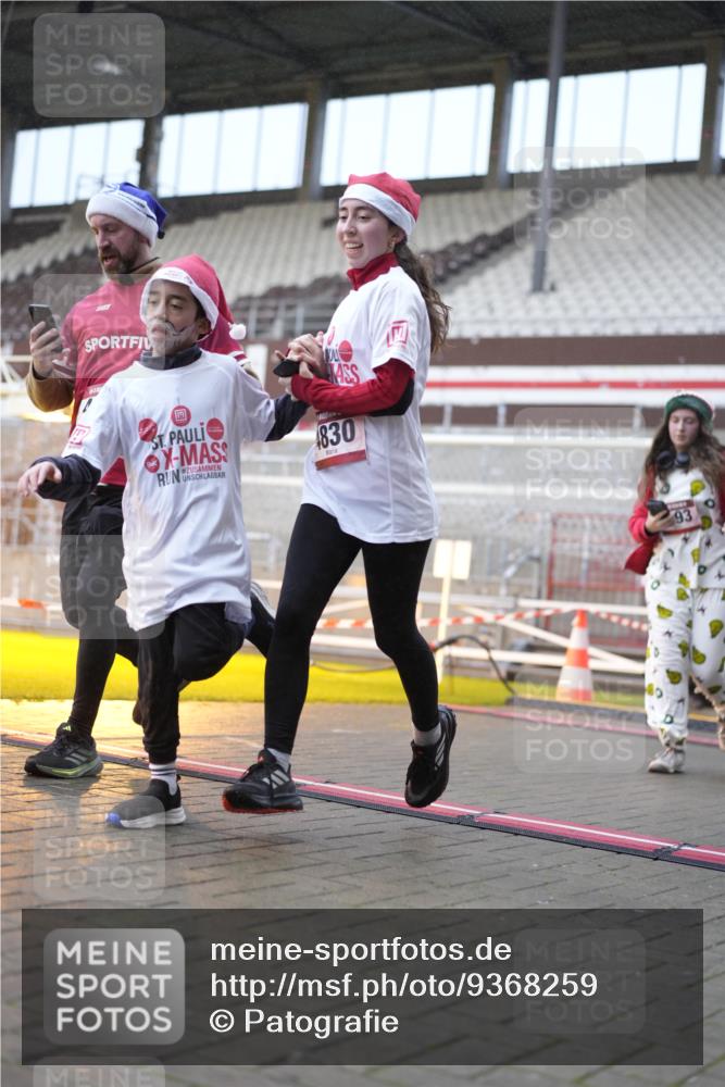 07.12.2025 - St. Pauli X-Mass-Run No. 15 Patografie http://msf.ph/oto/9368259 07.12.2025 11:08:26 Ziel 152, 155, 166, 396, 446, 758, 784, 1078, 1170, 1184, 1424, 1491, 1625, 1706, 2259, 2893, 4584, 4819, 4830 meine-sportfotos.de