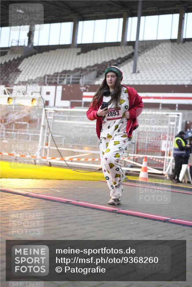 07.12.2025 - St. Pauli X-Mass-Run No. 15 Patografie http://msf.ph/oto/9368260 07.12.2025 11:08:27 Ziel 152, 155, 166, 396, 446, 758, 784, 1078, 1170, 1184, 1424, 1491, 1625, 1706, 2259, 2893, 4584, 4819, 4830 meine-sportfotos.de