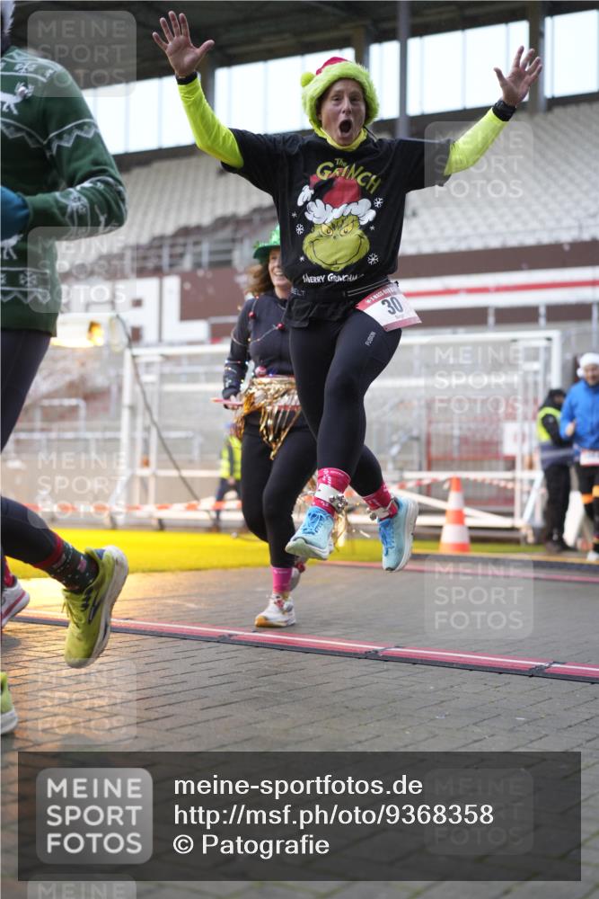 07.12.2025 - St. Pauli X-Mass-Run No. 15 Patografie http://msf.ph/oto/9368358 07.12.2025 11:10:27 Ziel 29, 30, 31, 42, 49, 53, 122, 134, 745, 980, 1064, 1066, 1298, 1299, 1398, 1692, 1694, 1697, 1739, 1740, 2371, 3124, 3136 meine-sportfotos.de