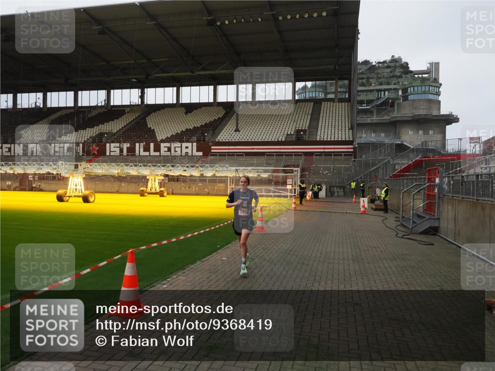 07.12.2025 - St. Pauli X-Mass-Run No. 15 Fabian Wolf http://msf.ph/oto/9368419 07.12.2025 09:50:13 Ziel 1896 meine-sportfotos.de