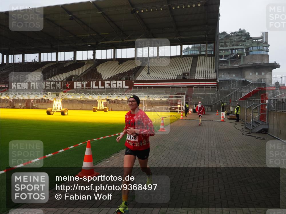 07.12.2025 - St. Pauli X-Mass-Run No. 15 Fabian Wolf http://msf.ph/oto/9368497 07.12.2025 09:51:43 Ziel 1117, 1893, 2178, 2494 meine-sportfotos.de