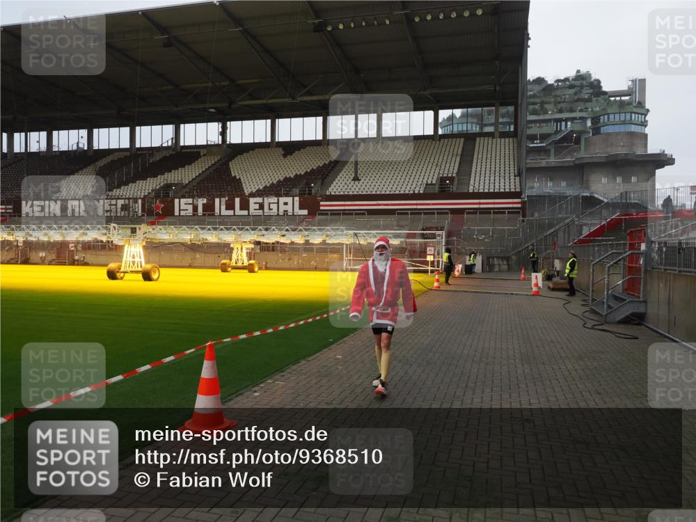 07.12.2025 - St. Pauli X-Mass-Run No. 15 Fabian Wolf http://msf.ph/oto/9368510 07.12.2025 09:51:50 Ziel 1117, 2178, 2494 meine-sportfotos.de