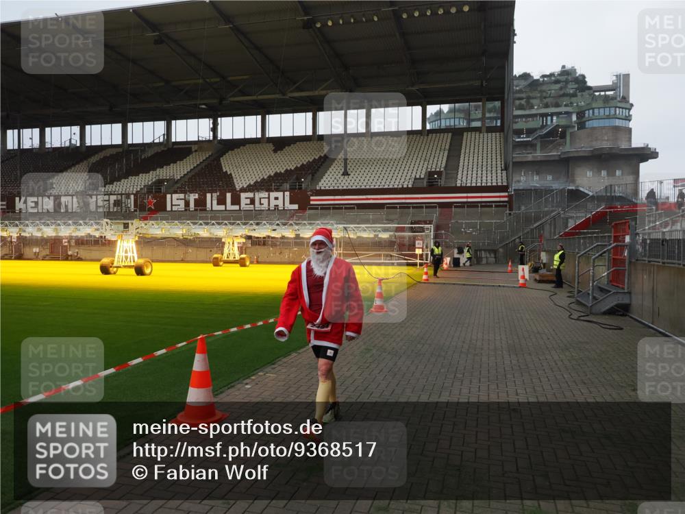 07.12.2025 - St. Pauli X-Mass-Run No. 15 Fabian Wolf http://msf.ph/oto/9368517 07.12.2025 09:51:51 Ziel 1117, 2178, 2494 meine-sportfotos.de