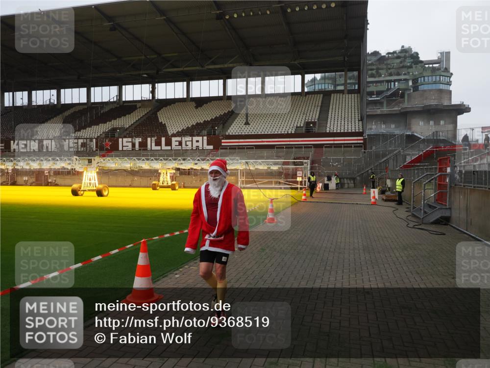 07.12.2025 - St. Pauli X-Mass-Run No. 15 Fabian Wolf http://msf.ph/oto/9368519 07.12.2025 09:51:51 Ziel 1117, 2178, 2494 meine-sportfotos.de
