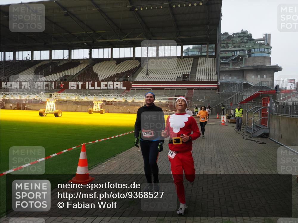 07.12.2025 - St. Pauli X-Mass-Run No. 15 Fabian Wolf http://msf.ph/oto/9368527 07.12.2025 09:52:25 Ziel 154, 195, 1296, 2034 meine-sportfotos.de