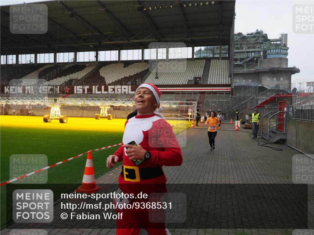 07.12.2025 - St. Pauli X-Mass-Run No. 15 Fabian Wolf http://msf.ph/oto/9368531 07.12.2025 09:52:26 Ziel 154, 195, 1296, 2034 meine-sportfotos.de