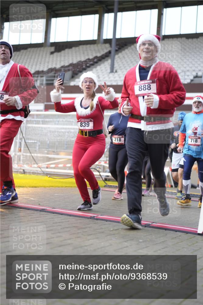 07.12.2025 - St. Pauli X-Mass-Run No. 15 Patografie http://msf.ph/oto/9368539 07.12.2025 11:12:14 Ziel 76, 79, 218, 388, 416, 597, 605, 671, 682, 718, 836, 839, 888, 1246, 1278, 2858 meine-sportfotos.de