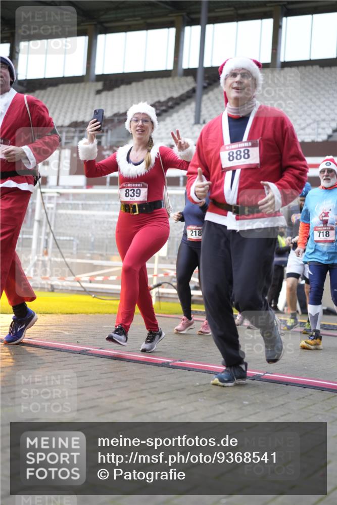 07.12.2025 - St. Pauli X-Mass-Run No. 15 Patografie http://msf.ph/oto/9368541 07.12.2025 11:12:14 Ziel 76, 79, 218, 388, 416, 597, 605, 671, 682, 718, 836, 839, 888, 1246, 1278, 2858 meine-sportfotos.de
