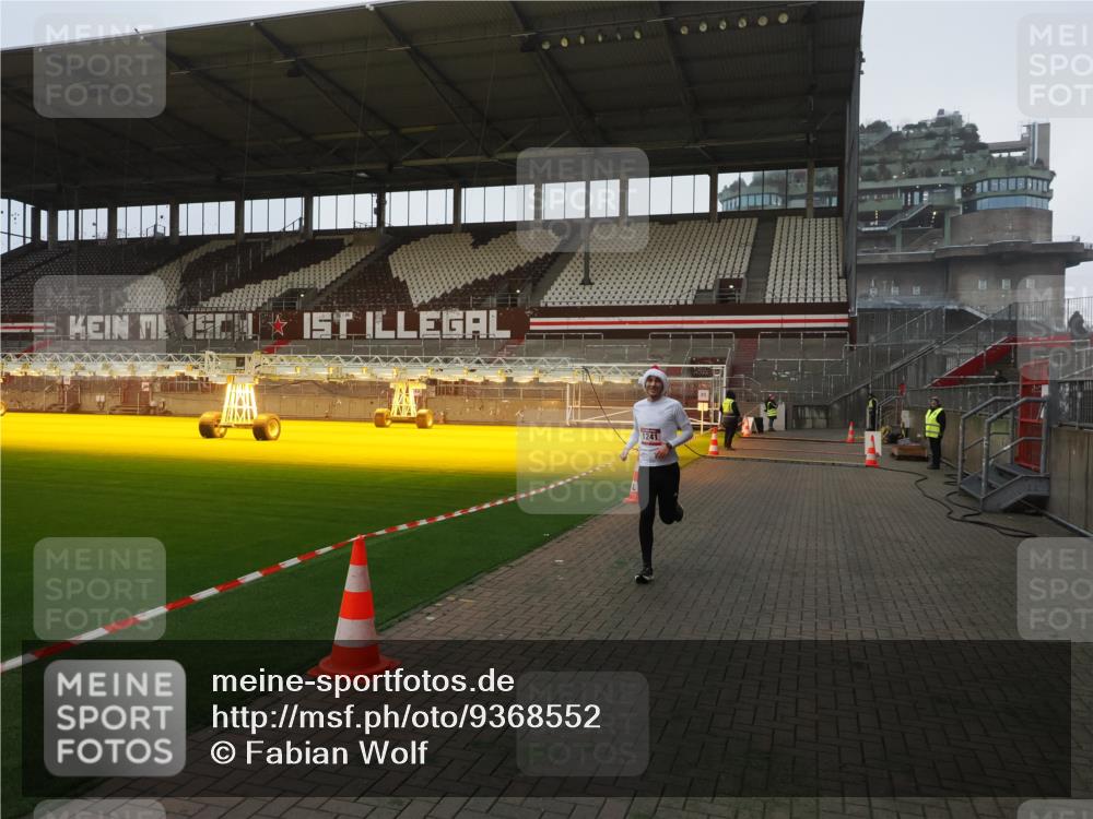 07.12.2025 - St. Pauli X-Mass-Run No. 15 Fabian Wolf http://msf.ph/oto/9368552 07.12.2025 09:52:48 Ziel 1052, 1241 meine-sportfotos.de