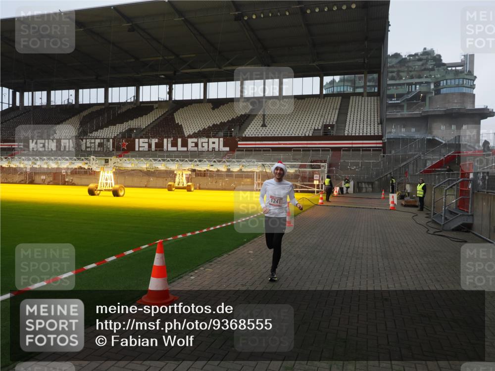 07.12.2025 - St. Pauli X-Mass-Run No. 15 Fabian Wolf http://msf.ph/oto/9368555 07.12.2025 09:52:49 Ziel 1241 meine-sportfotos.de