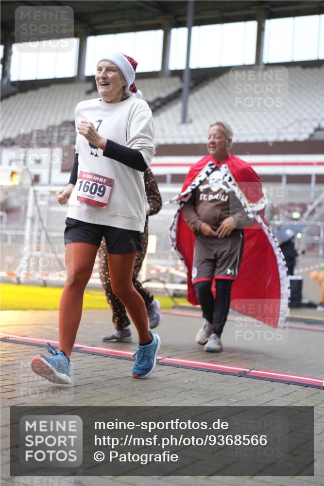 07.12.2025 - St. Pauli X-Mass-Run No. 15 Patografie http://msf.ph/oto/9368566 07.12.2025 11:12:27 Ziel 46, 218, 489, 663, 671, 682, 718, 836, 839, 888, 1142, 1261, 1423, 1609, 1610, 2858 meine-sportfotos.de