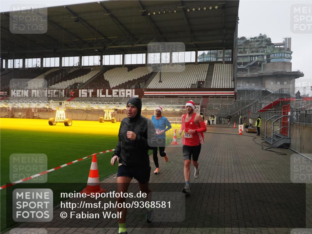 07.12.2025 - St. Pauli X-Mass-Run No. 15 Fabian Wolf http://msf.ph/oto/9368581 07.12.2025 09:53:00 Ziel 937, 1241, 1874 meine-sportfotos.de