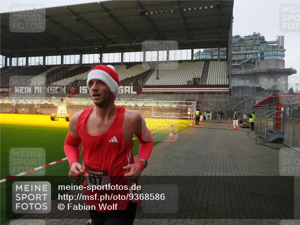 07.12.2025 - St. Pauli X-Mass-Run No. 15 Fabian Wolf http://msf.ph/oto/9368586 07.12.2025 09:53:01 Ziel 937, 1241, 1874 meine-sportfotos.de