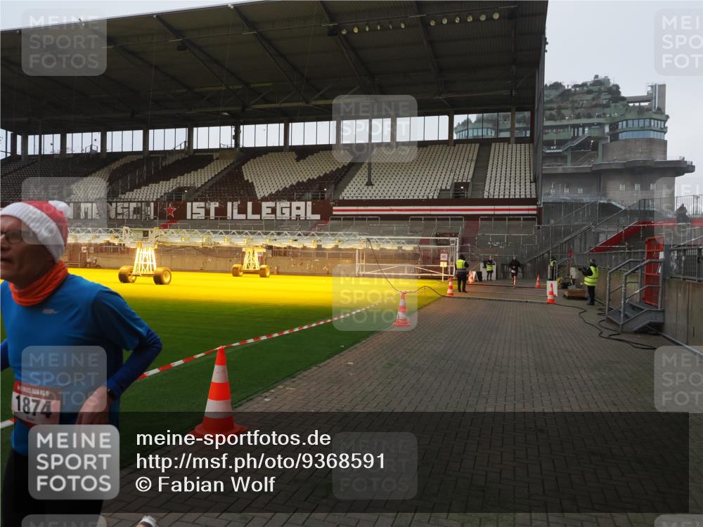 07.12.2025 - St. Pauli X-Mass-Run No. 15 Fabian Wolf http://msf.ph/oto/9368591 07.12.2025 09:53:02 Ziel 937, 1241, 1874 meine-sportfotos.de