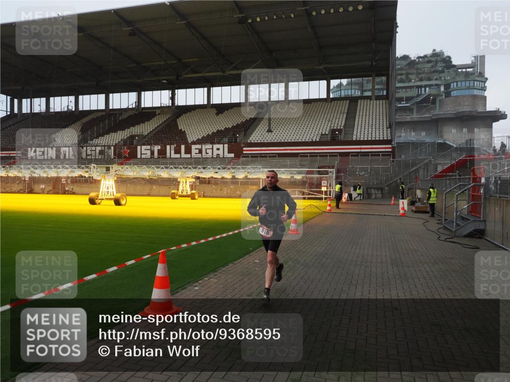 07.12.2025 - St. Pauli X-Mass-Run No. 15 Fabian Wolf http://msf.ph/oto/9368595 07.12.2025 09:53:09 Ziel 518, 937, 1874 meine-sportfotos.de